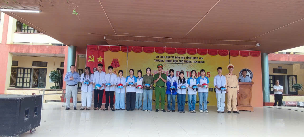Công an xã Tiên Hưng phối hợp Phòng Cảnh sát giao thông tuyên truyền pháp luật về an toàn giao thông cho học sinh trên địa bàn