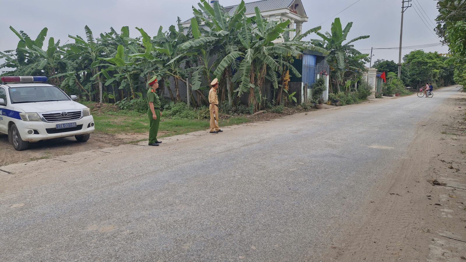 Công an xã Lê Quý Đôn phối hợp Trạm Cảnh sát giao thông Cầu Nghìn xử lý các trường hợp xe ô tô tải làm rơi vãi vật liệu ra đường