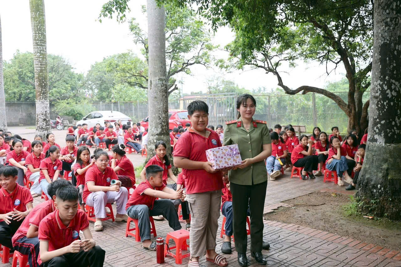 Tuyên truyền, phổ biến pháp luật về an ninh mạng, phòng chống tội phạm sử dụng công nghệ cao, tác hại ma tuý và bạo lực học đường tại trường tiểu học và THCS Phương Chiểu 