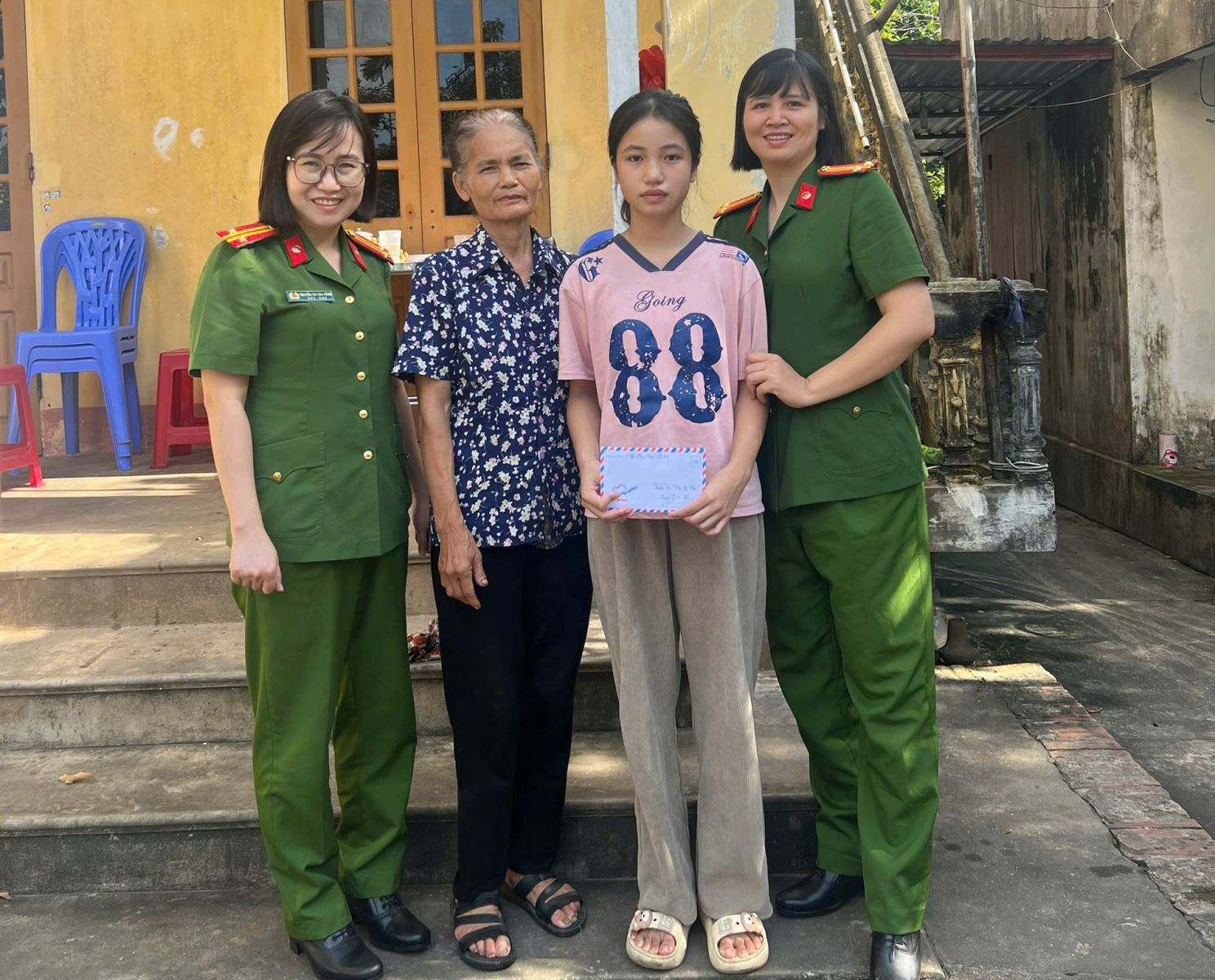 Phòng Cảnh sát Quản lý hành chính về trật tự xã hội thăm, tặng quà nhân ngày Quốc tế thiếu nhi 1/6 và trao kinh phí đỡ đầu cháu nhỏ có hoàn cảnh khó khăn