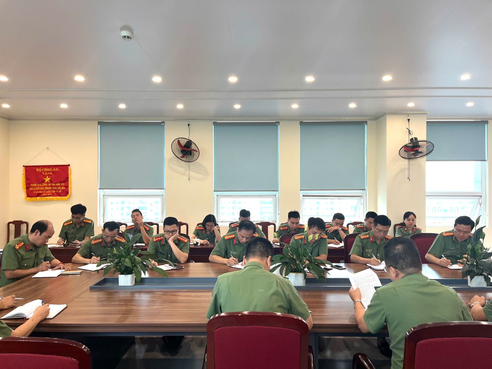 ĐẢNG BỘ PHÒNG AN NINH ĐỐI NGOẠI TỔ CHỨC SINH HOẠT CHUYÊN ĐỀ “TỰ HÀO TRUYỀN THỐNG LỰC LƯỢNG AN NINH NHÂN DÂN – 80 NĂM XÂY DỰNG, CHIẾN ĐẤU VÀ TRƯỞNG THÀNH”