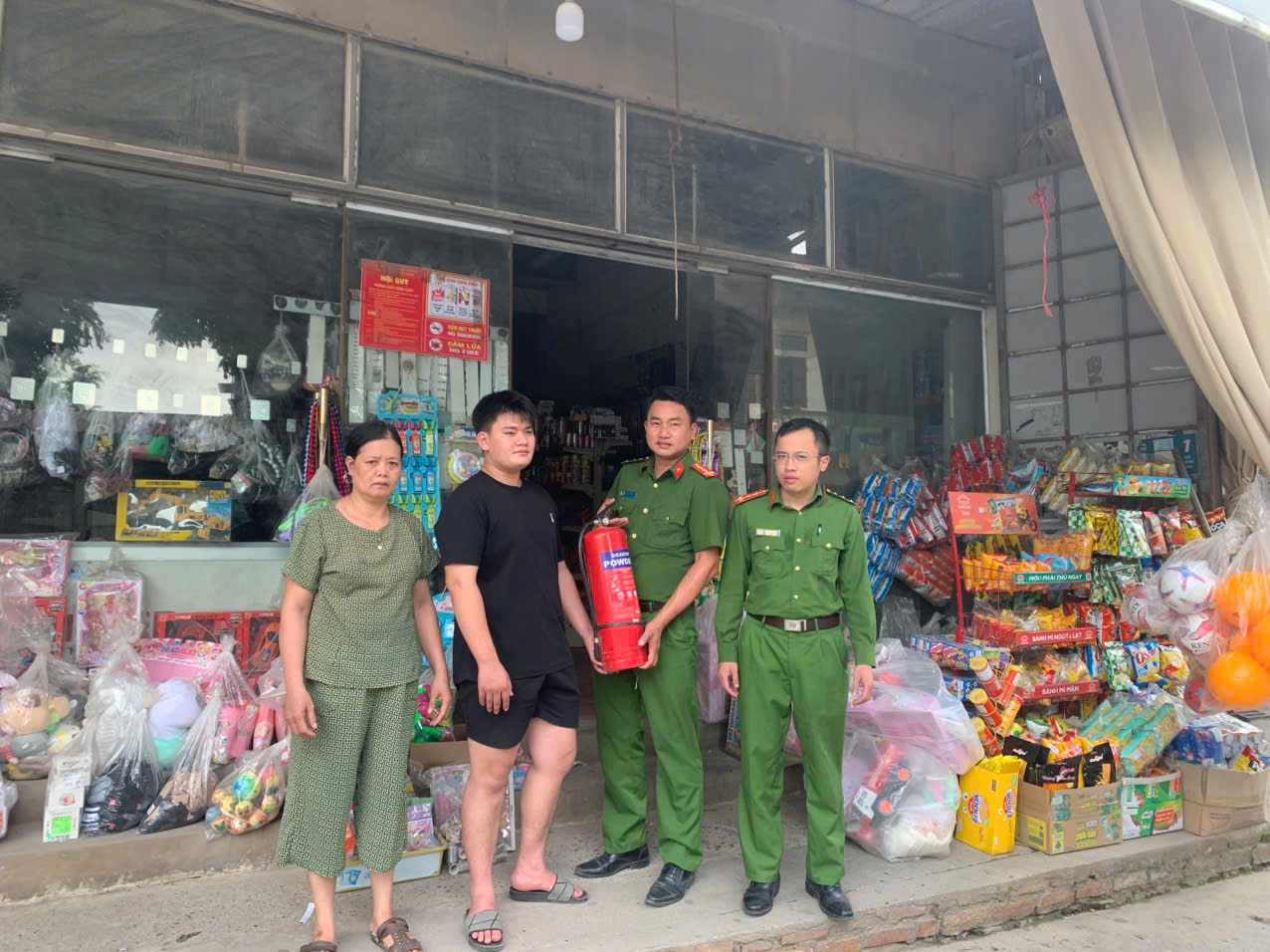 Công an xã Hoàn Long tăng cường tuyên truyền, kiểm tra công tác phòng cháy chữa cháy và cứu nạn cứu hộ đối với các cơ sở kinh doanh trên địa bàn xã trong mùa nắng nóng năm 2026.	