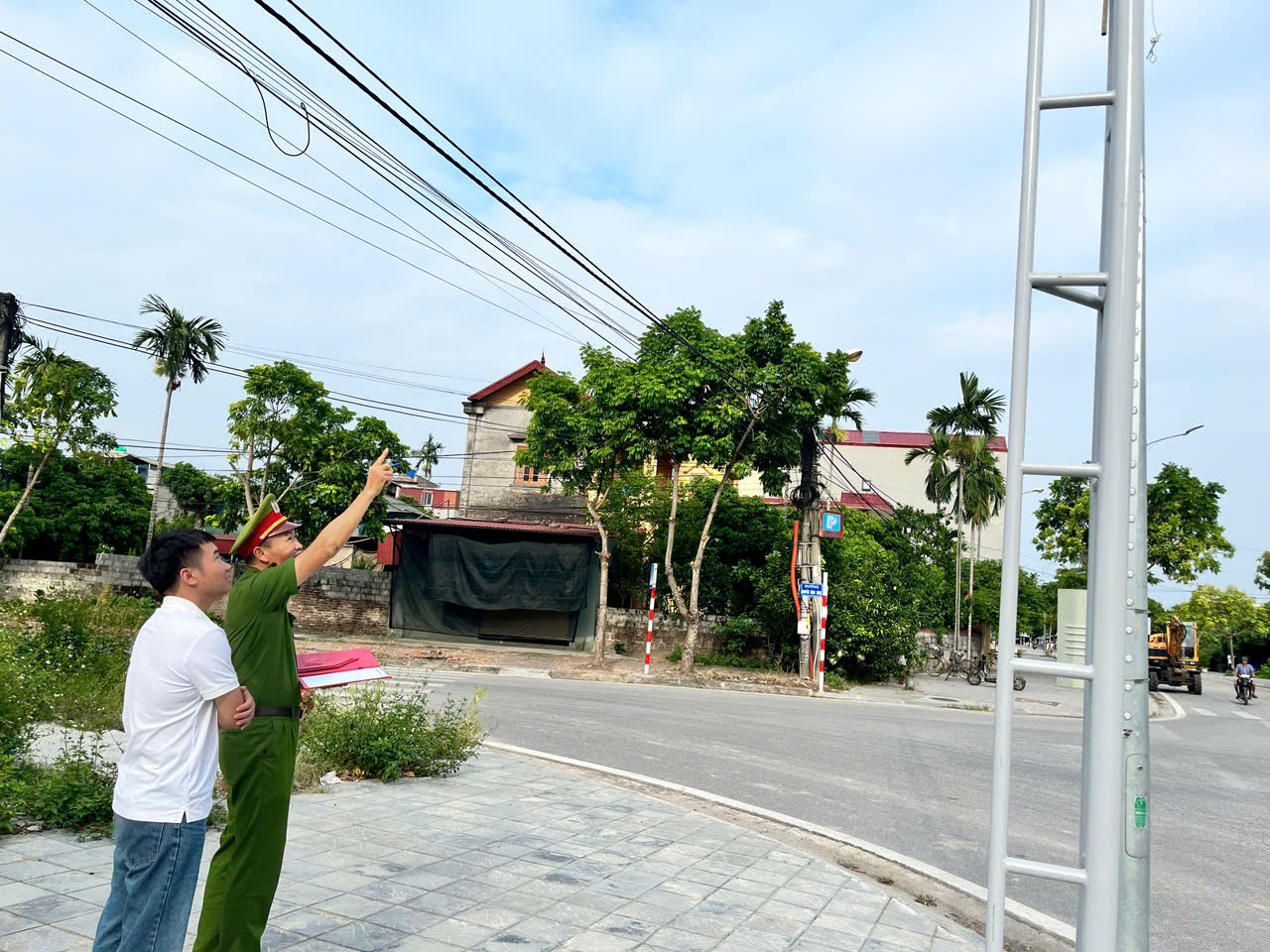 Công an phường Hồng Châu khảo sát lắp đặt hệ thống camera AI phục vụ công tác bảo đảm an ninh, trật tự