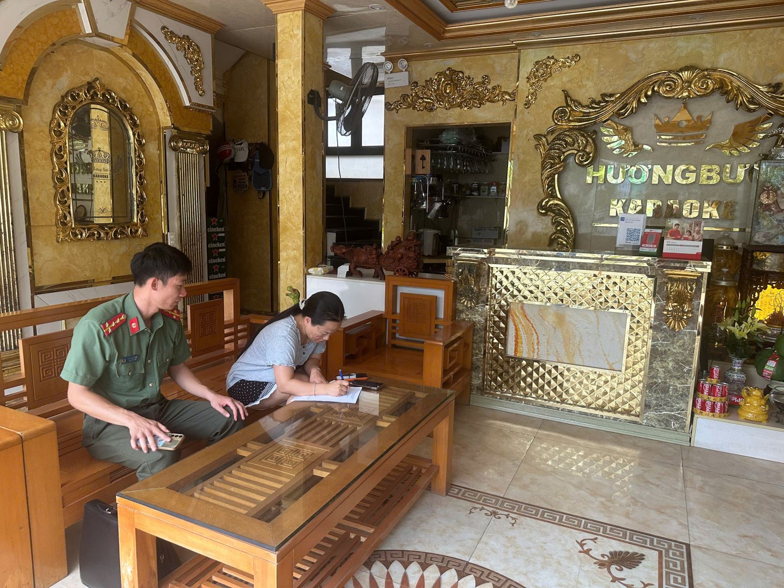 Công an xã Phụng Công tăng cường tuyên truyền pháp luật đối với các cơ sở kinh doanh dịch vụ karaoke, đồ uống trên địa bàn