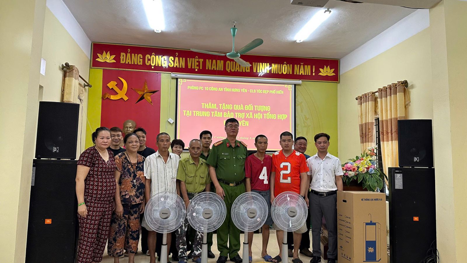 Chi đoàn phòng Cảnh sát thi hành án hình sự và hỗ trợ tư pháp tổ chức thăm hỏi, tặng quà và cắt tóc miễn phí cho các đối tượng tại Trung tâm bảo trợ xã hội tổng hợp Hưng Yên