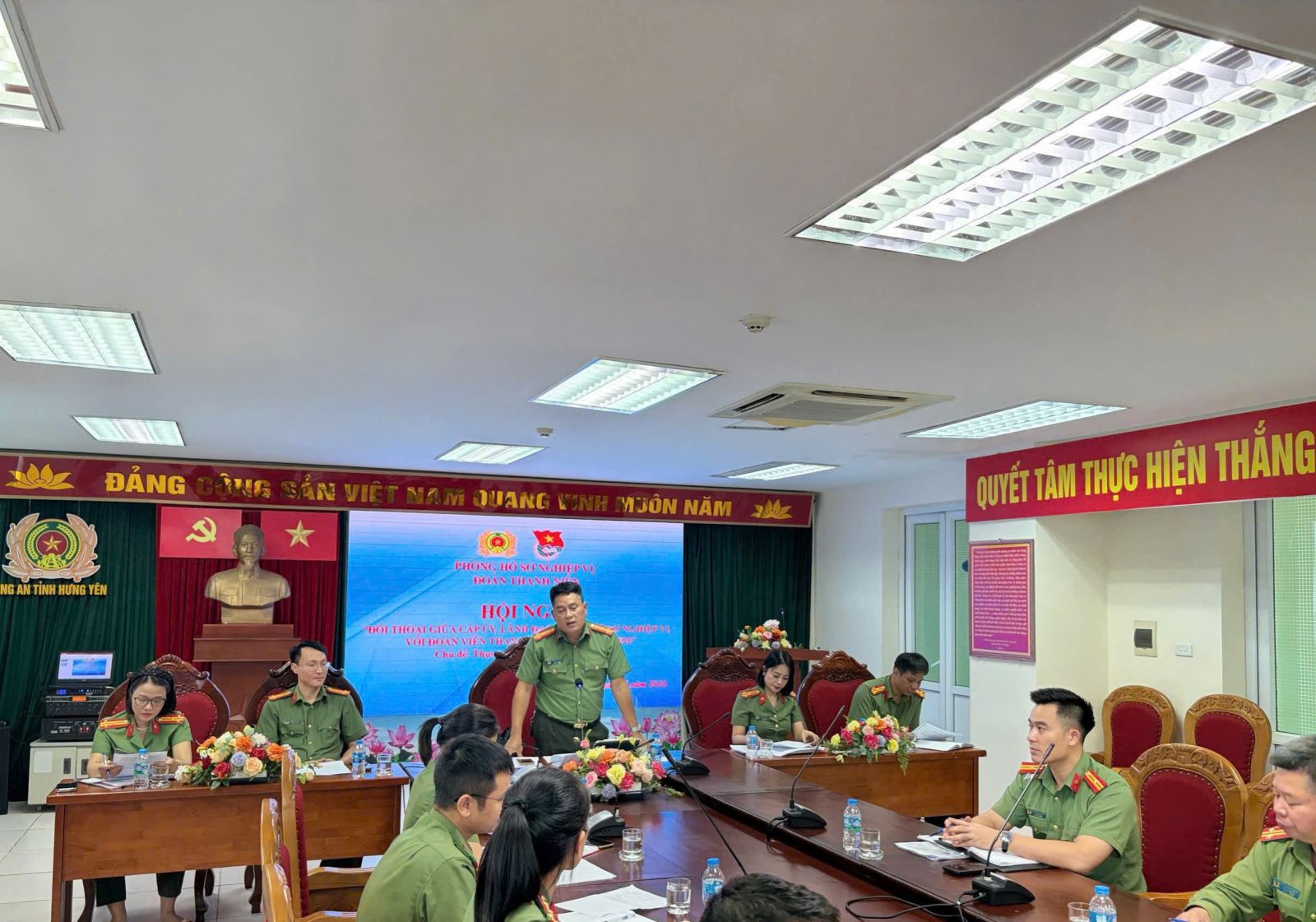 Chi đoàn Phòng Hồ sơ nghiệp vụ tổ chức đối thoại về thực hiện Nghị quyết số 57-NQ/TW của Bộ Chính trị 