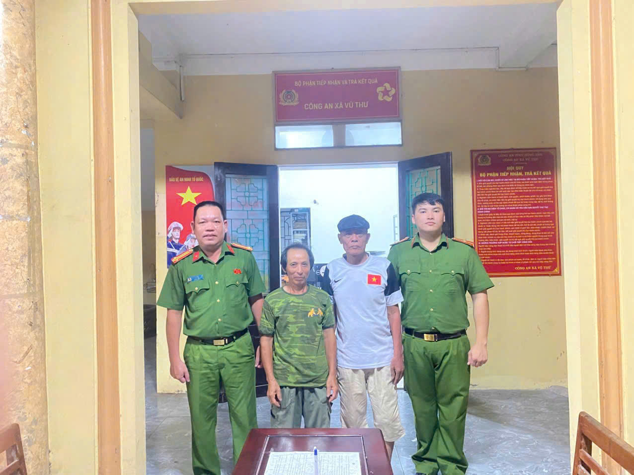 CÔNG AN XÃ VŨ THƯ KỊP THỜI HỖ TRỢ NGƯỜI CÓ BIỂU HIỆN RỐI LOẠN TINH THẦN TRỞ VỀ GIA ĐÌNH AN TOÀN