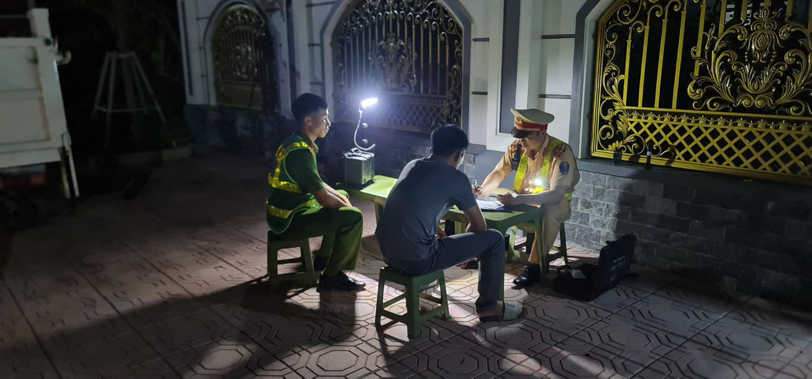Công an xã Bình Định tăng cường phối hợp tuần tra, kiểm soát, xử lý nghiêm các vi phạm về trật tự, an toàn giao thông