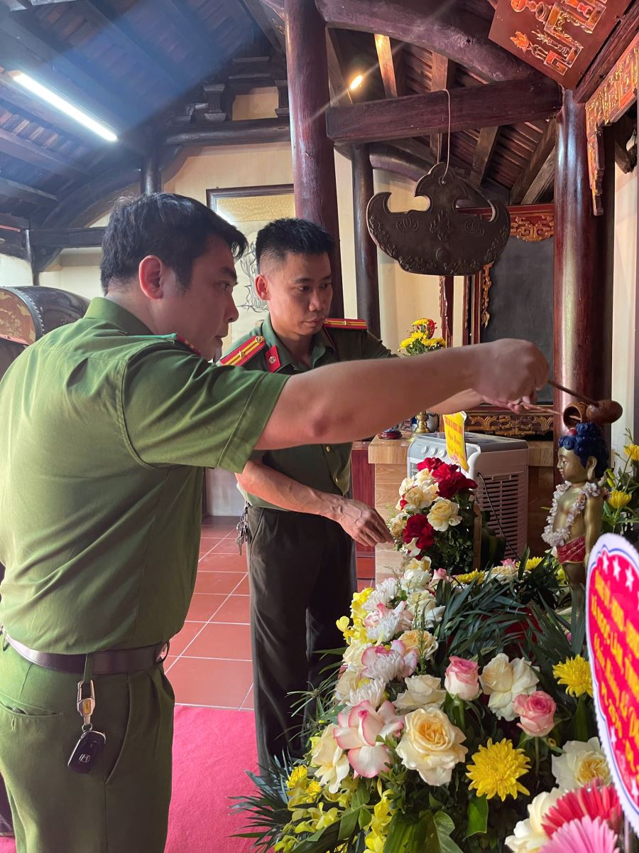 CÔNG AN XÃ NGỌC LÂM THĂM, CHÚC MỪNG CÁC CƠ SỞ PHẬT GIÁO NHÂN DỊP ĐẠI LỄ PHẬT ĐẢN NĂM 2026