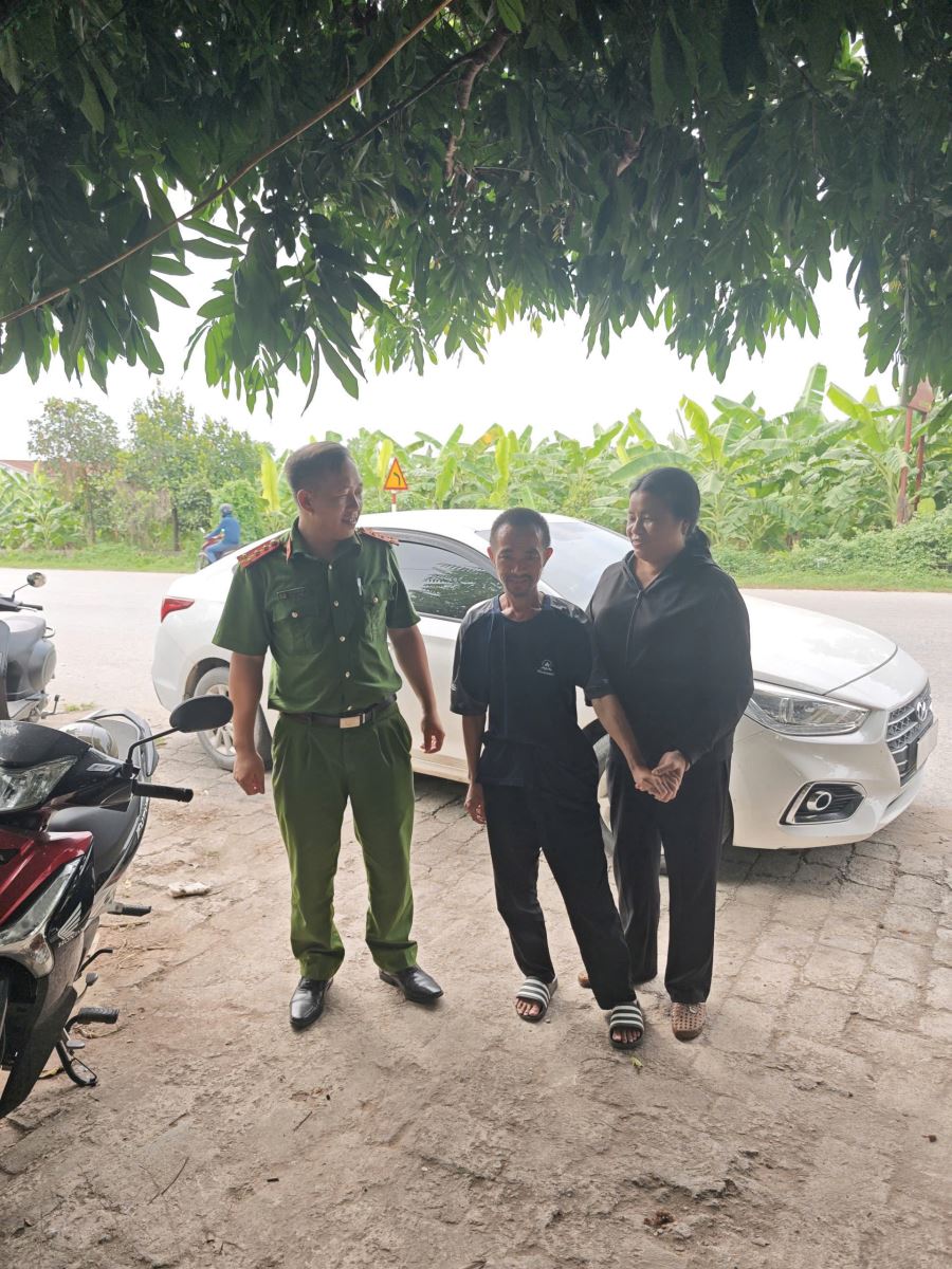 CÔNG AN XÃ TIÊN LỮ HỖ TRỢ NGƯỜI ĐÀN ÔNG ĐI LẠC CÓ BIỂU HIỆN KHÔNG BÌNH THƯỜNG TRỞ VỀ GIA ĐÌNH