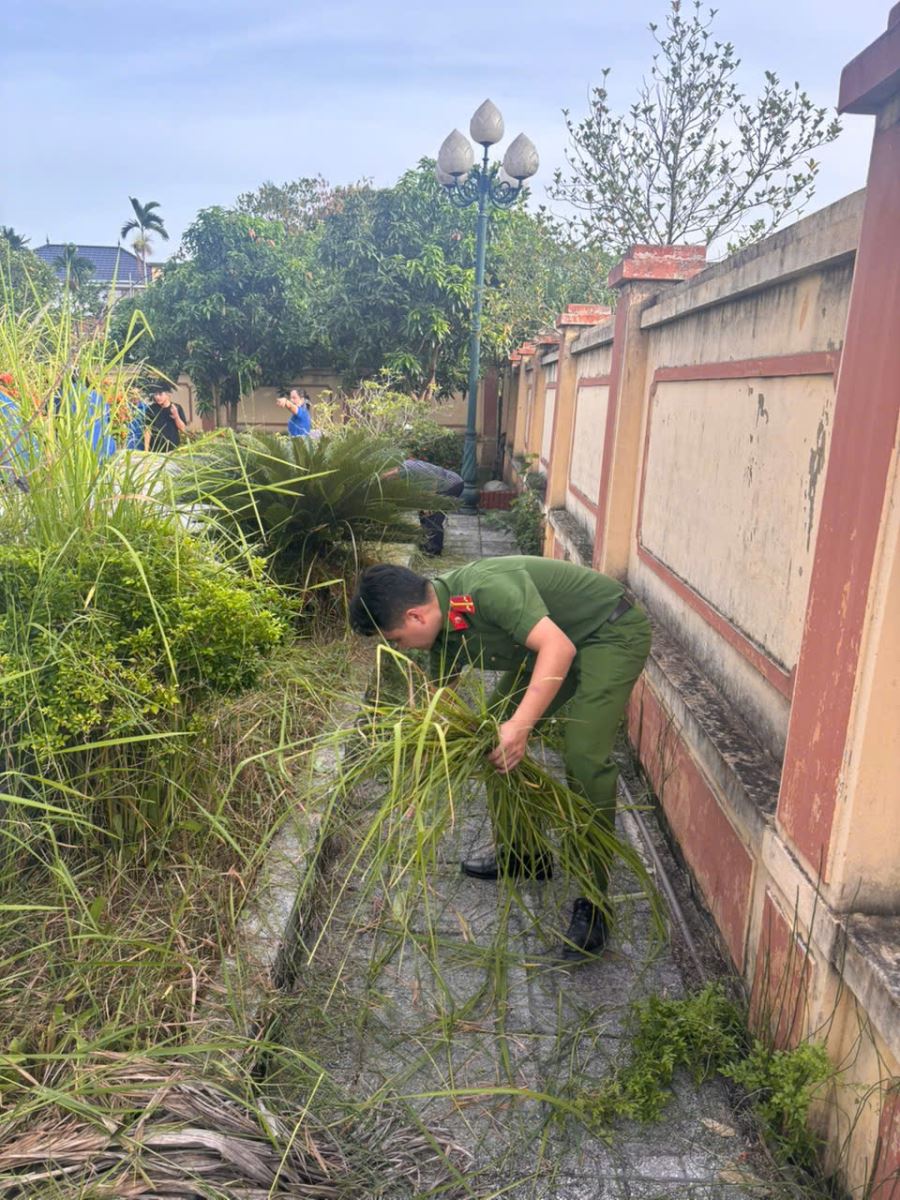 ĐOÀN THANH NIÊN CÔNG AN XÃ THƯ TRÌ TỔ CHỨC HOẠT ĐỘNG CHỈNH TRANG CÁC NGHĨA TRANG LIỆT SĨ TRÊN ĐỊA BÀN