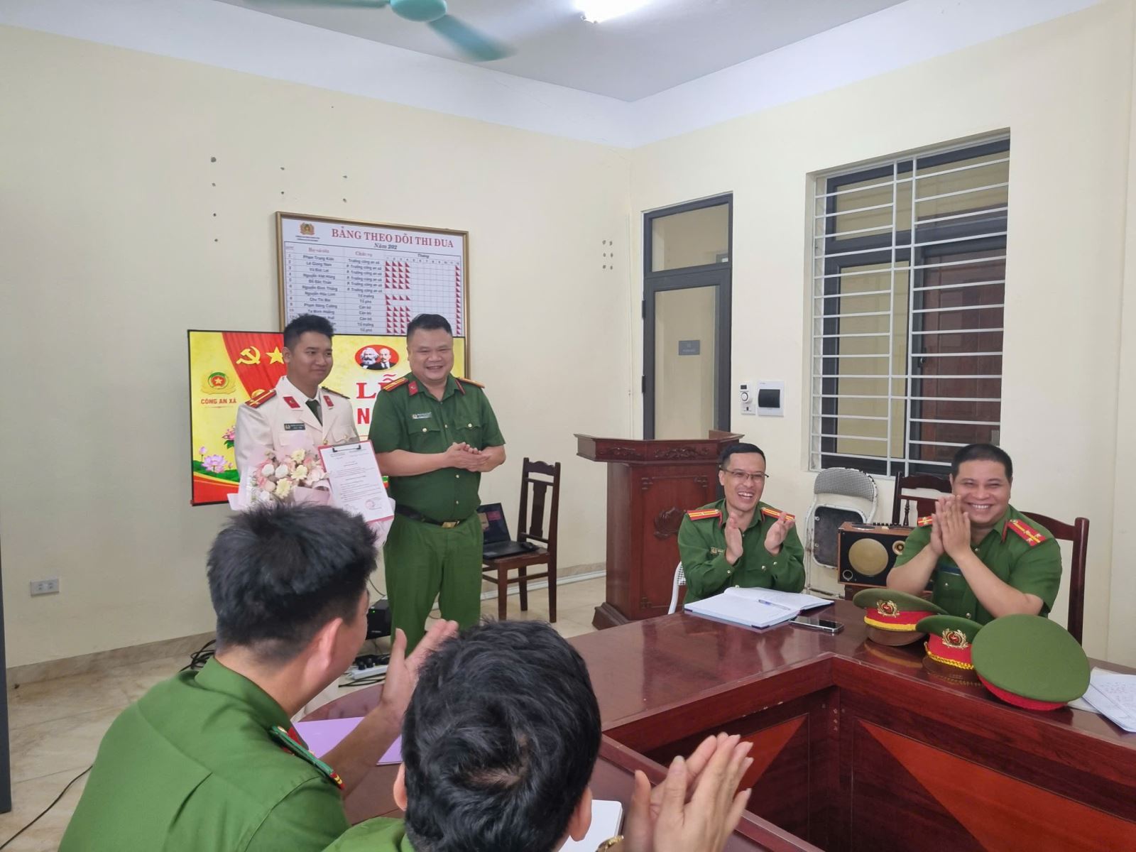 CHI BỘ CÔNG AN XÃ CHÍ MINH TỔ CHỨC LỄ KẾT NẠP ĐẢNG VIÊN