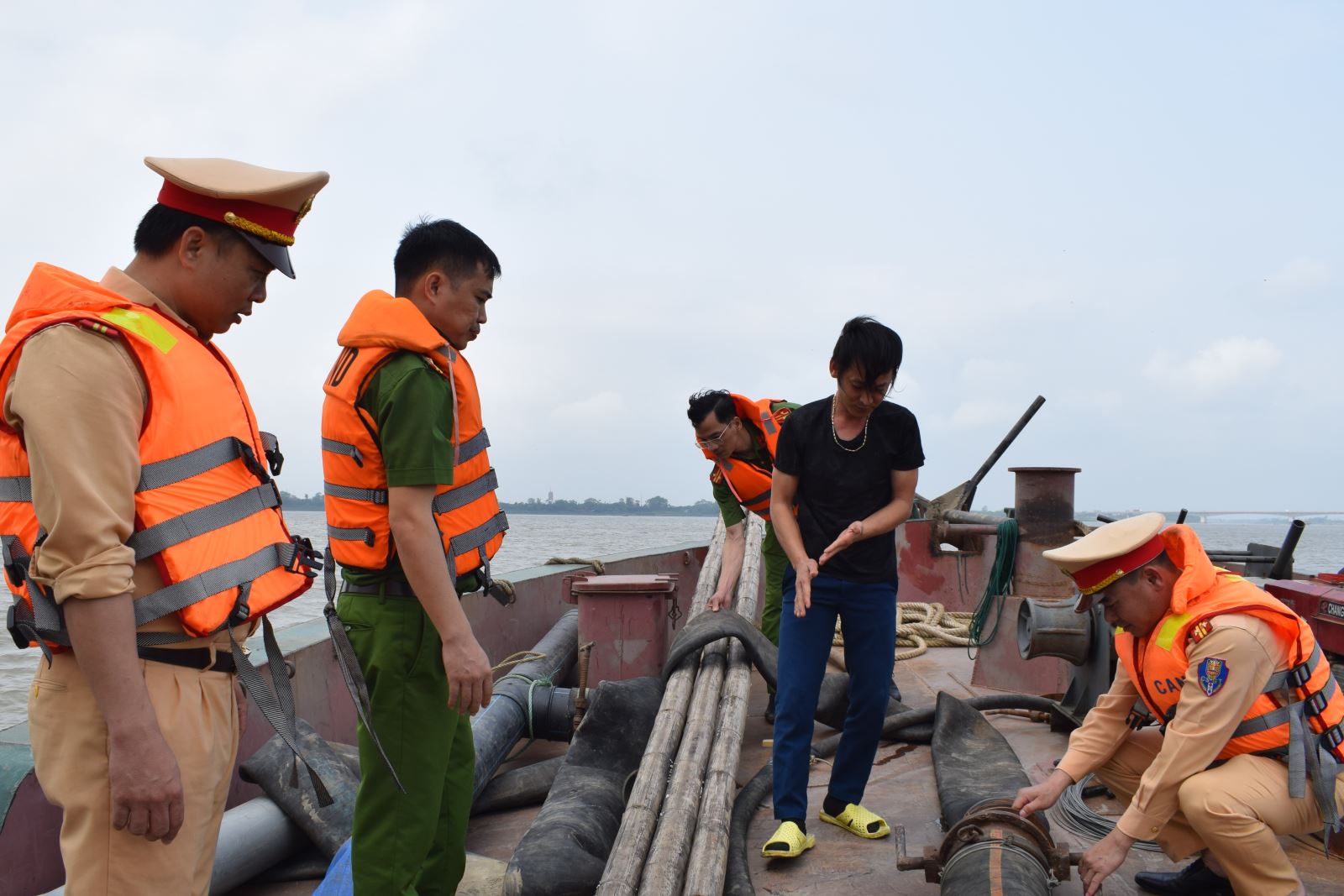 Bắt quả tang 1 tàu hút cát trái phép trên sông Hồng