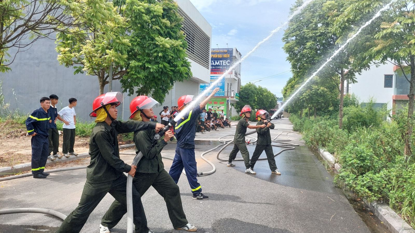 Bế giảng lớp huấn luyện nghiệp vụ chữa cháy và cứu nạn cứu hộ cho chiến sỹ nghĩa vụ nhập ngũ năm 2024