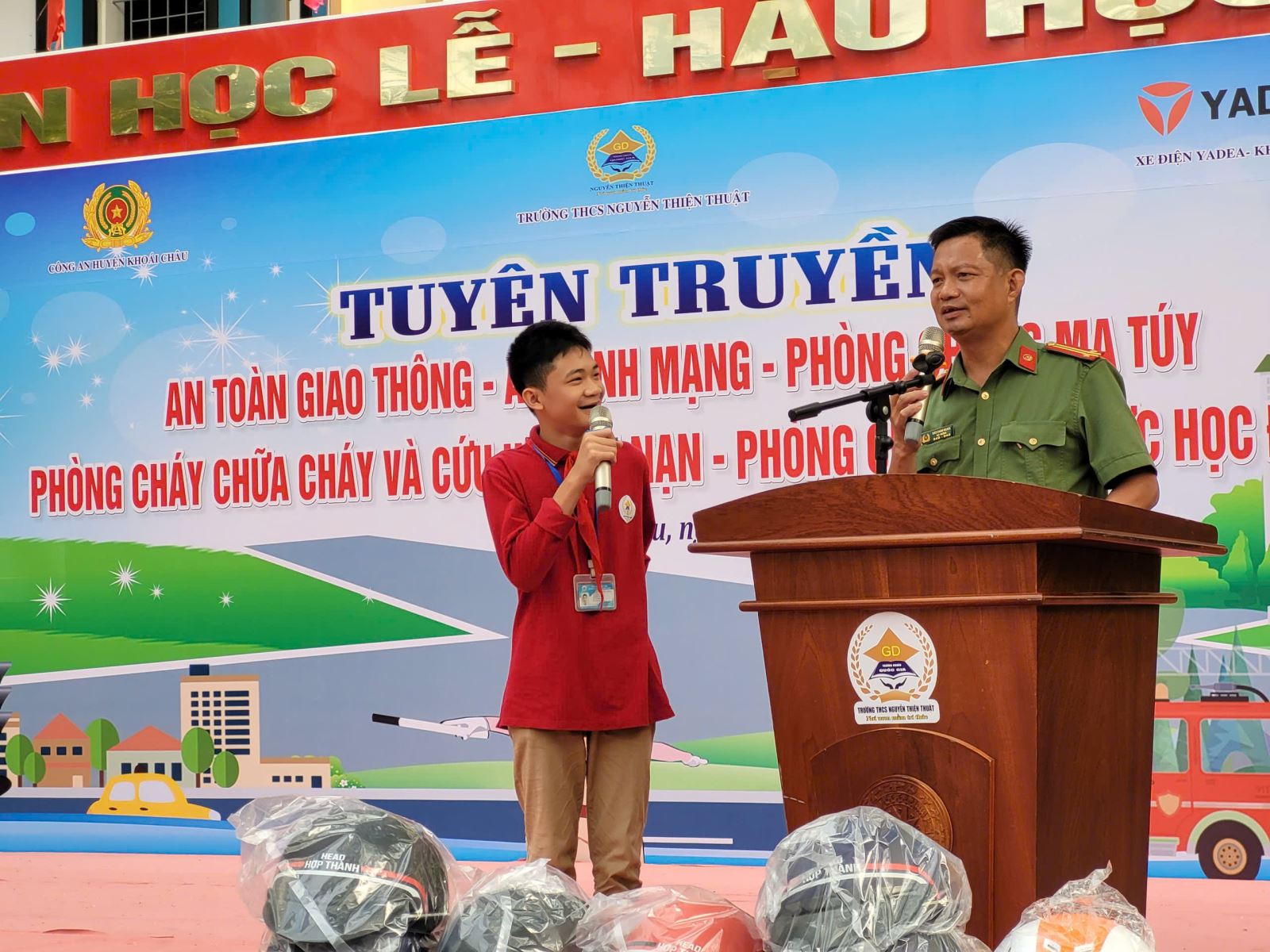 TUYÊN TRUYỀN PHÁP LUẬT CHO CÁN BỘ, GIÁO VIÊN VÀ HỌC SINH TRƯỜNG THCS NGUYỄN THIỆN THUẬT, HUYỆN KHOÁI CHÂU