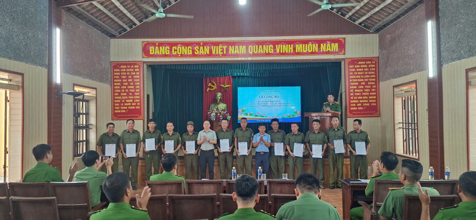 Công an xã Đồng Bằng tổ chức Lễ công bố Quyết định của Chủ tịch Ủy ban nhân dân xã về việc kiện toàn lực lượng tham gia bảo vệ an ninh, trật tự ở cơ sở sau quá trình sắp xếp lại các thôn trên địa bàn 
