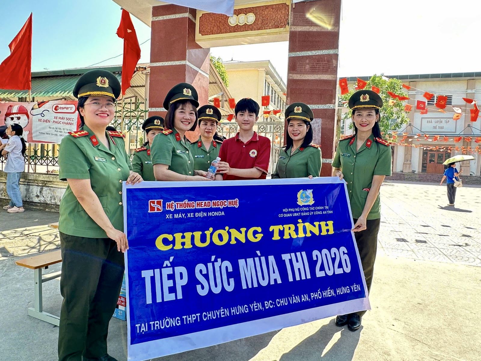 Hội Phụ nữ Công tác chính trị - Cơ quan Uỷ ban kiểm tra  Đảng ủy Công an tỉnh tiếp sức mùa thi, xây dựng hình ảnh đẹp  và niềm tin trong phụ huynh và học sinh