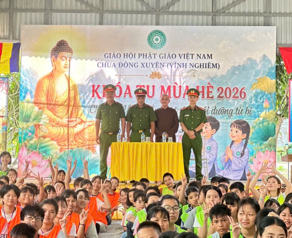 Công an xã Đông Tiền Hải tổ chức tuyên truyền, phổ biến pháp luật cho các em tham gia khóa tu mùa hè năm 2026