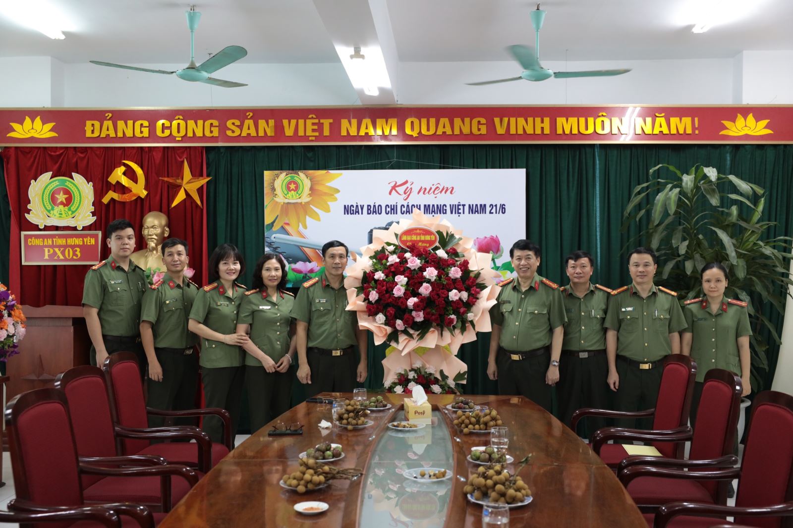 Đại tá Phạm Văn Đôn – Phó Giám đốc Công an tỉnh chúc mừng  cán bộ chiến sỹ làm công tác tuyên truyền nhân ngày 21/6