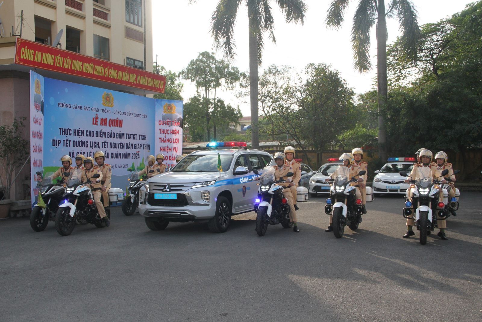 Phòng Cảnh sát giao thông Công an tỉnh Hưng Yên ra quân triển khai đợt cao điểm bảo đảm trật tự, an toàn giao thông, trật tự xã hội dịp Tết Dương lịch, Tết Nguyên đán Giáp Thìn và các lễ hội đầu xuân 