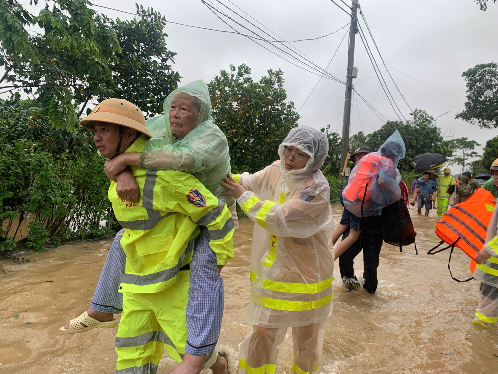 Lực lượng Công an tỉnh Hưng Yên: Tích cực hỗ trợ đưa người dân và di dời tài sản đến nơi an toàn