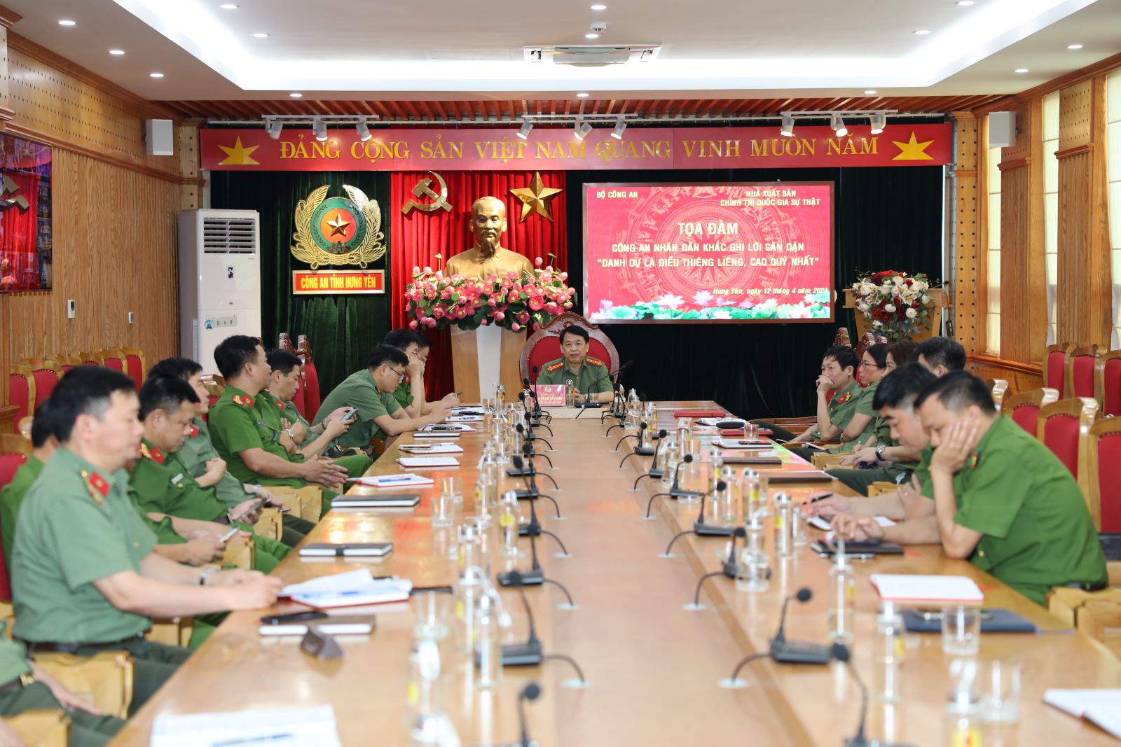 Tọa đàm khoa học “Công an nhân dân khắc ghi lời căn dặn: Danh dự là điều thiêng liêng, cao quý nhất”