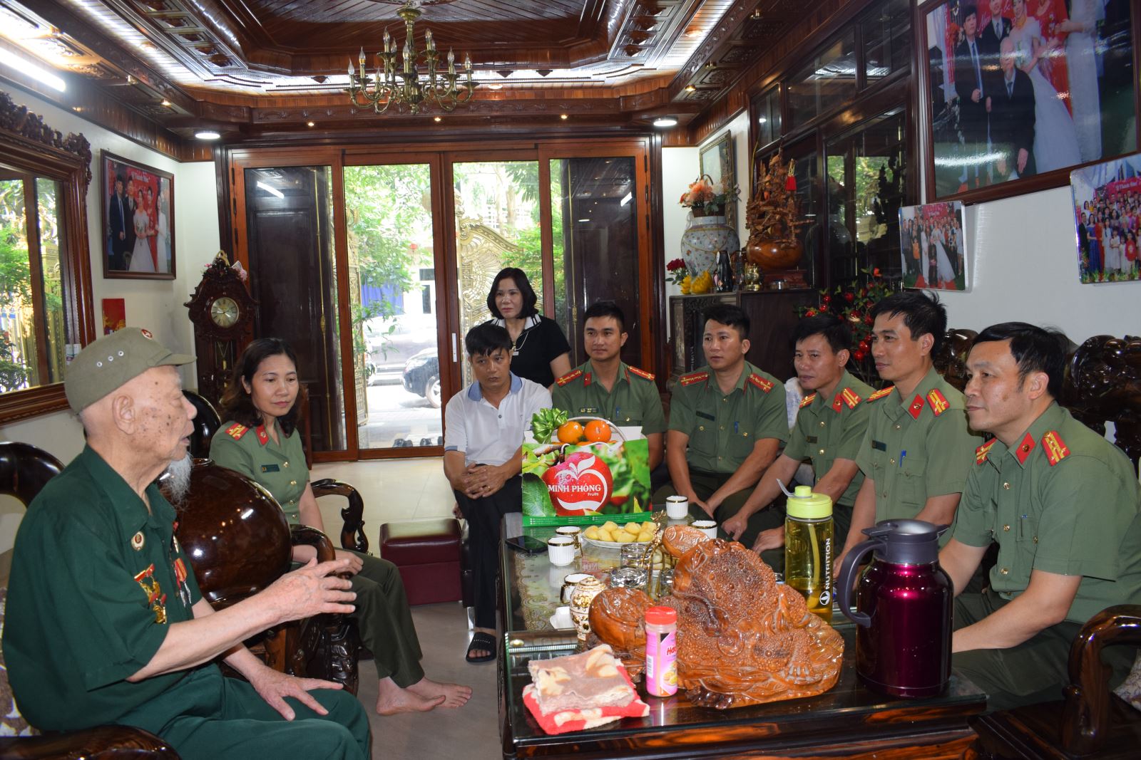 Lãnh đạo phòng Công tác đảng và Công tác chính trị thăm, tặng quà chiến sỹ tham gia chiến dịch Điện Biên Phủ