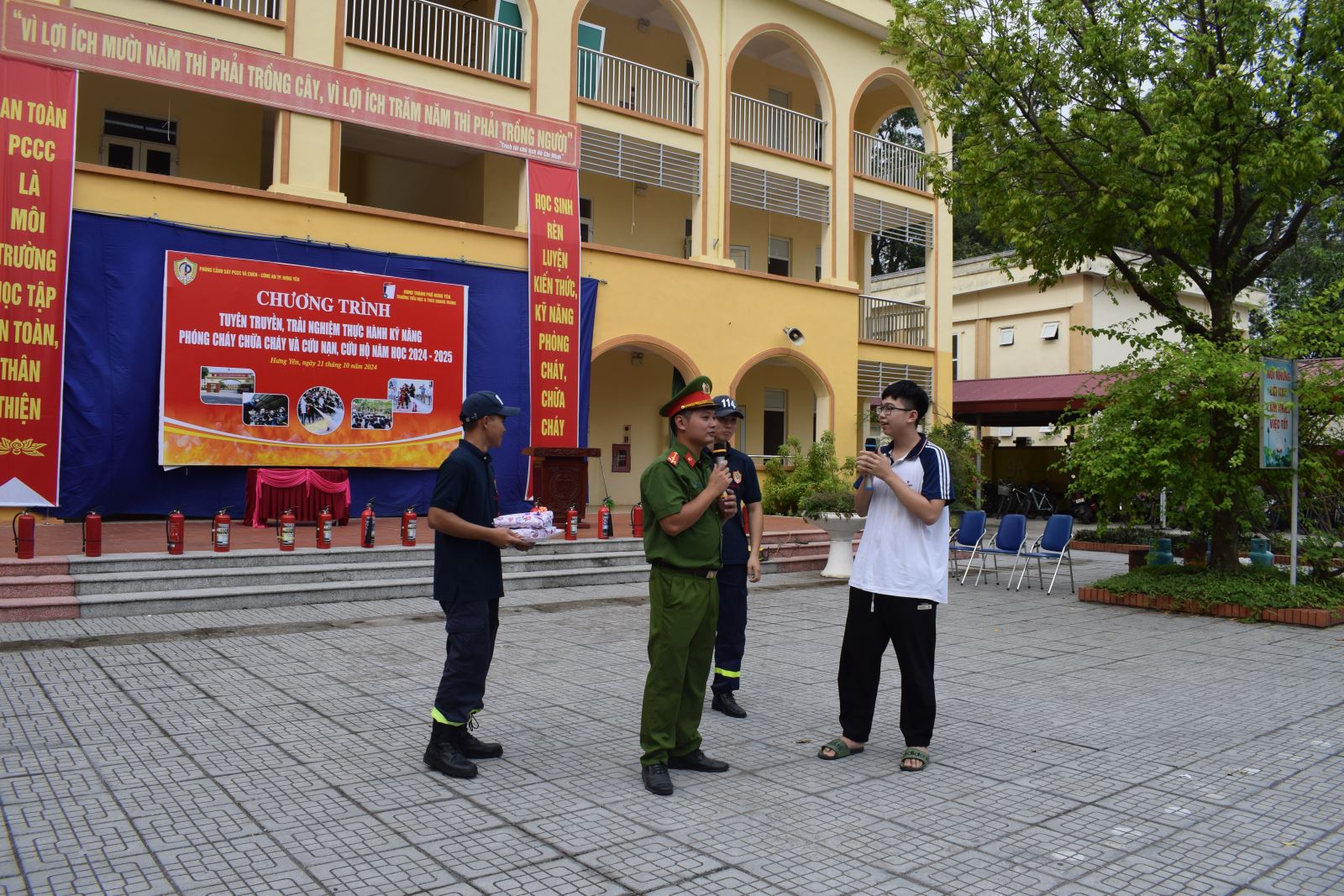 Tuyên truyền, trải nghiệm, thực hành chữa cháy và cứu nạn cứu hộ  tại trường Tiểu học và Trung học cơ sở Quang Trung, thành phố Hưng Yên 