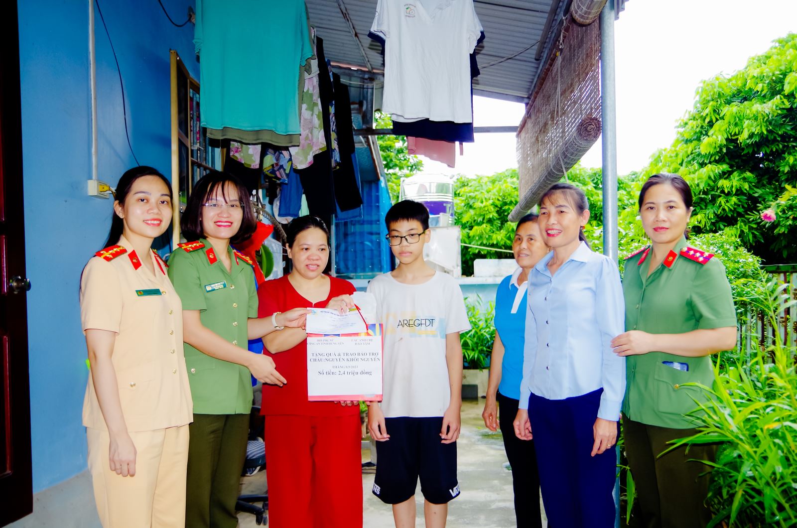 Hội phụ nữ Công an tỉnh tặng quà Trung thu cho trẻ em có hoàn cảnh  đặc biệt trên địa bàn tỉnh