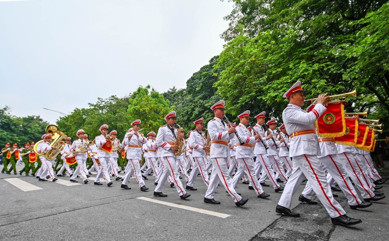 Đoàn Nghi lễ Công an nhân dân chuẩn bị biểu diễn Nhạc kèn diễu hành tại thành phố Hưng Yên