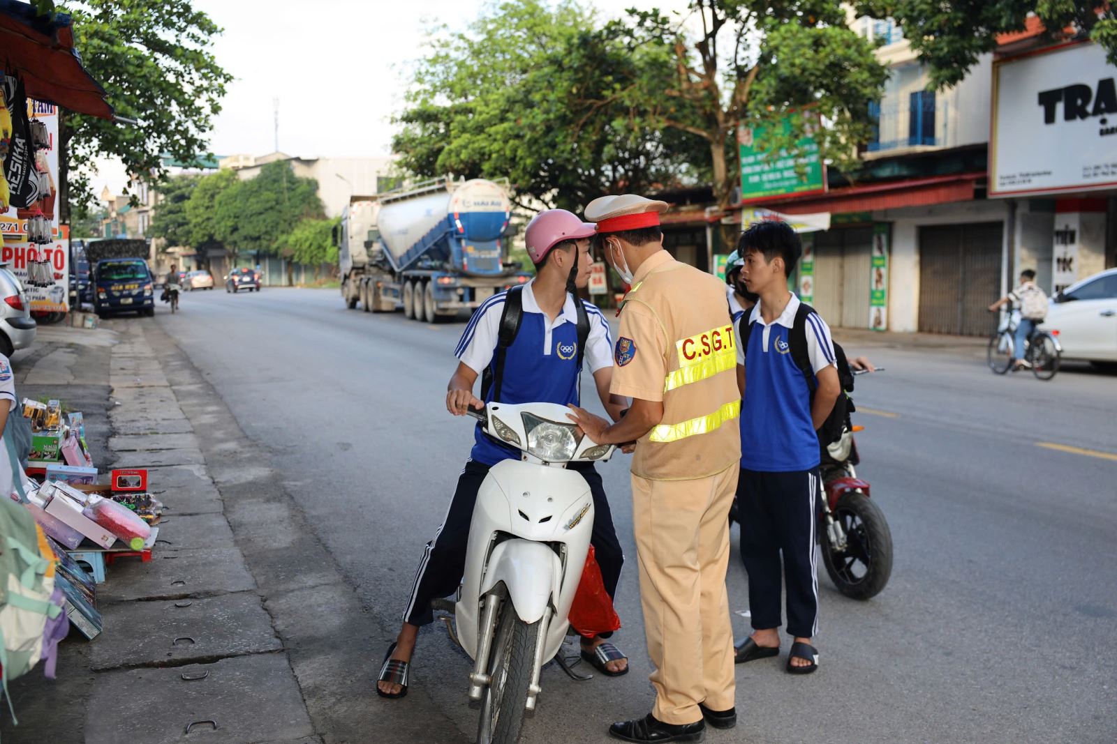 Lực lượng Cánh sát giao thông Công an tỉnh Hưng Yên ra quân bảo đảm trật tự, an toàn giao thông cho lứa tuổi học sinh