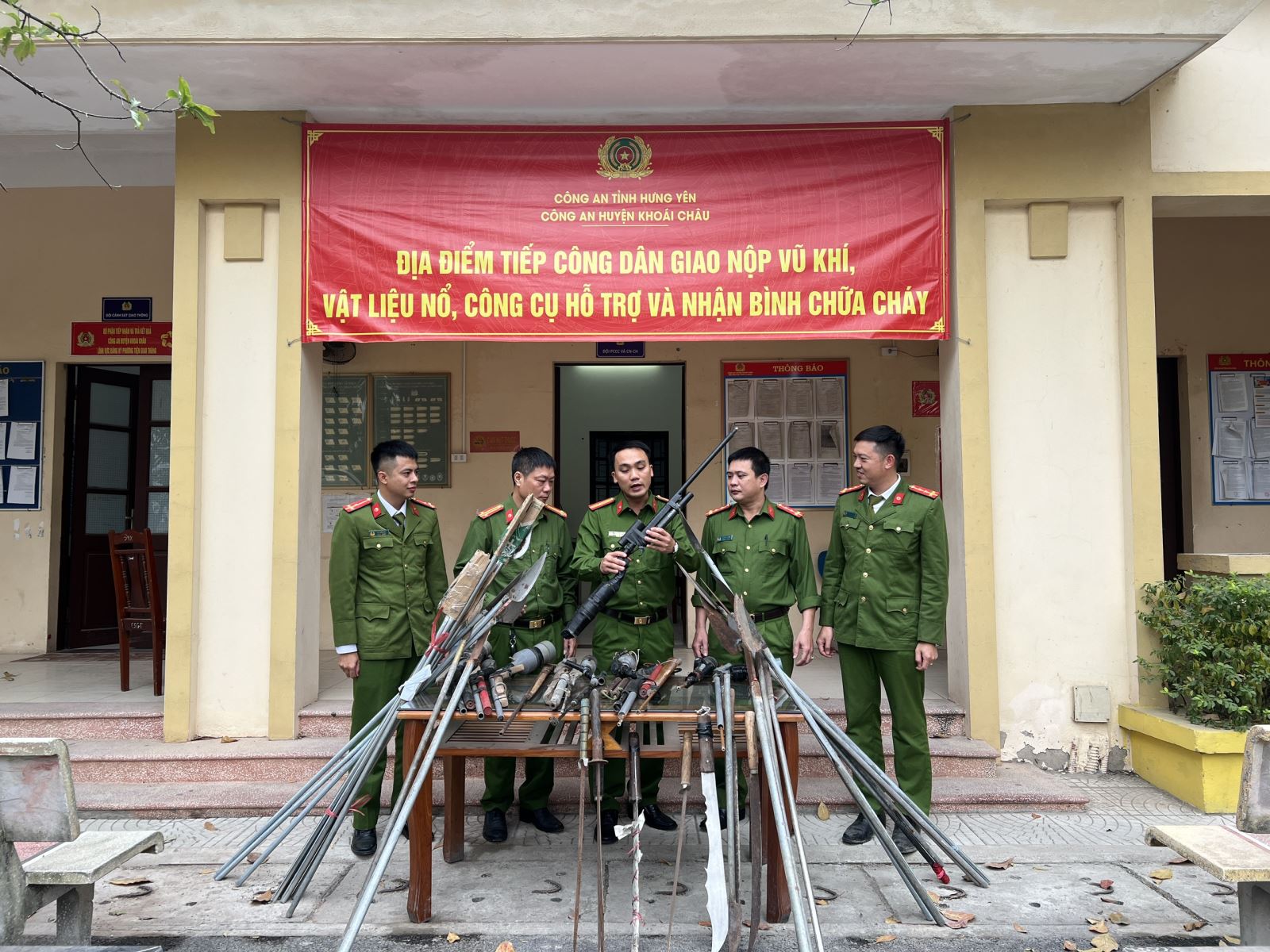 Ghi nhận sau 1 tháng triển khai chương trình “Giao nộp vũ khí, vật liệu nổ, công cụ hỗ trợ và nhận bình chữa cháy”