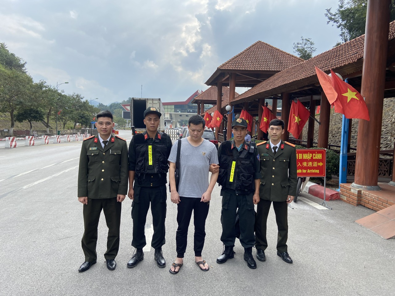 Công an tỉnh Hưng Yên: Bàn giao đối tượng truy nã của Công an Trung Quốc  nhập cảnh trái phép vào Việt Nam