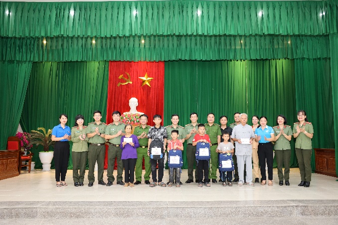 Phòng Công tác đảng và Công tác chính trị thăm và tặng quà “Con nuôi Công an xã” tại xã Thọ Xương,  huyện Thọ Xuân, tỉnh Thanh Hóa