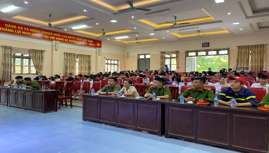 Ban thanh niên Công an tỉnh: Tuyên truyền, phổ biến pháp luật cho thanh thiếu niên tại xã Đình Cao, huyện Phù Cừ