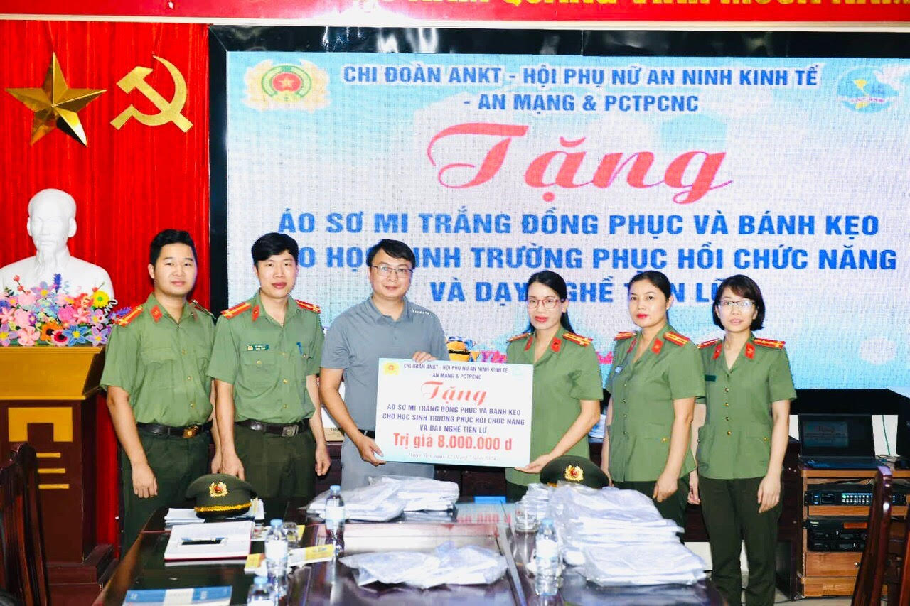 TỔ CHỨC CHƯƠNG TRÌNH TẶNG QUÀ CÁC CHÁU HỌC SINH TRƯỜNG PHỤC HỒI CHỨC NĂNG CHO TRẺ KHUYẾT TẬT VÀ DẠY NGHỀ TIÊN LỮ VÀ TẶNG QUÀ CON ĐỠ ĐẦU NHÂN KỶ NIỆM 78 NĂM NGÀY TRUYỀN THÔNG LỰC LƯỢNG AN NINH NHÂN DÂN