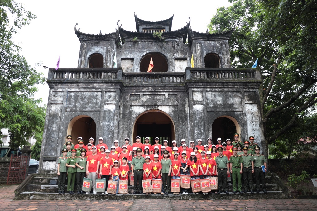 Công an tỉnh Hưng Yên gặp mặt, tuyên dương  con cán bộ chiến sỹ, công nhân viên và con đỡ đầu được  Công an tỉnh hỗ trợ, chăm sóc