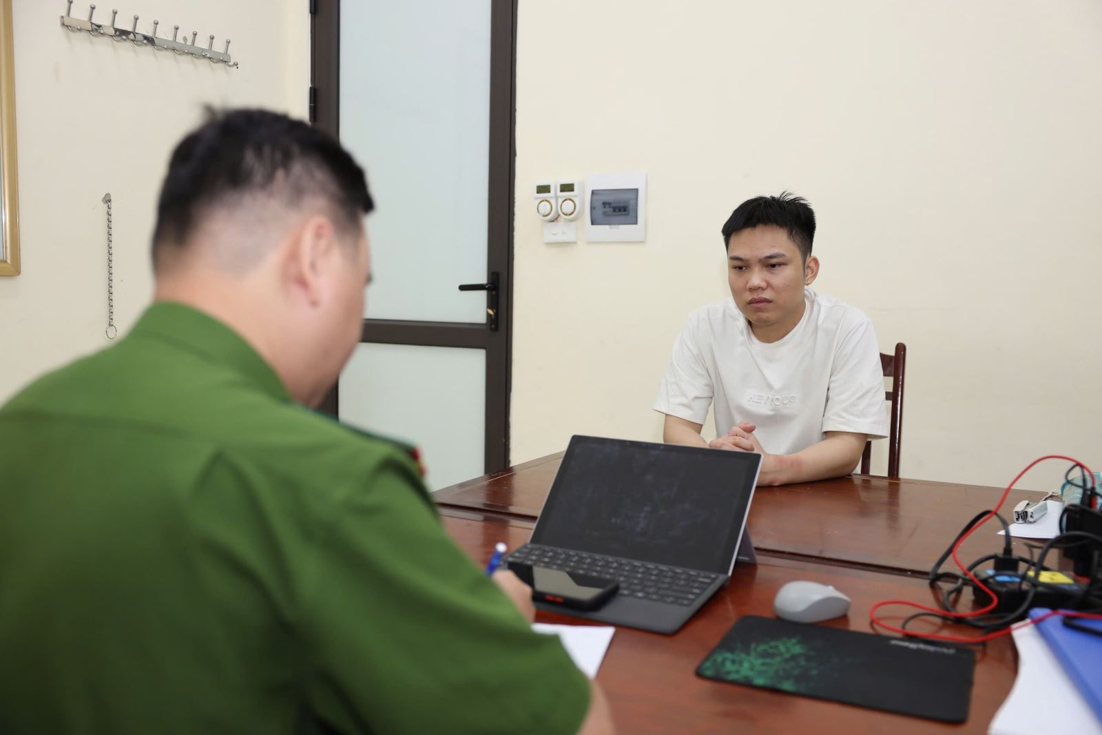 Công an huyện Văn Giang, tỉnh Hưng Yên: Phát hiện nhóm thanh niên đang “bay lắc” tại quán Karaoke