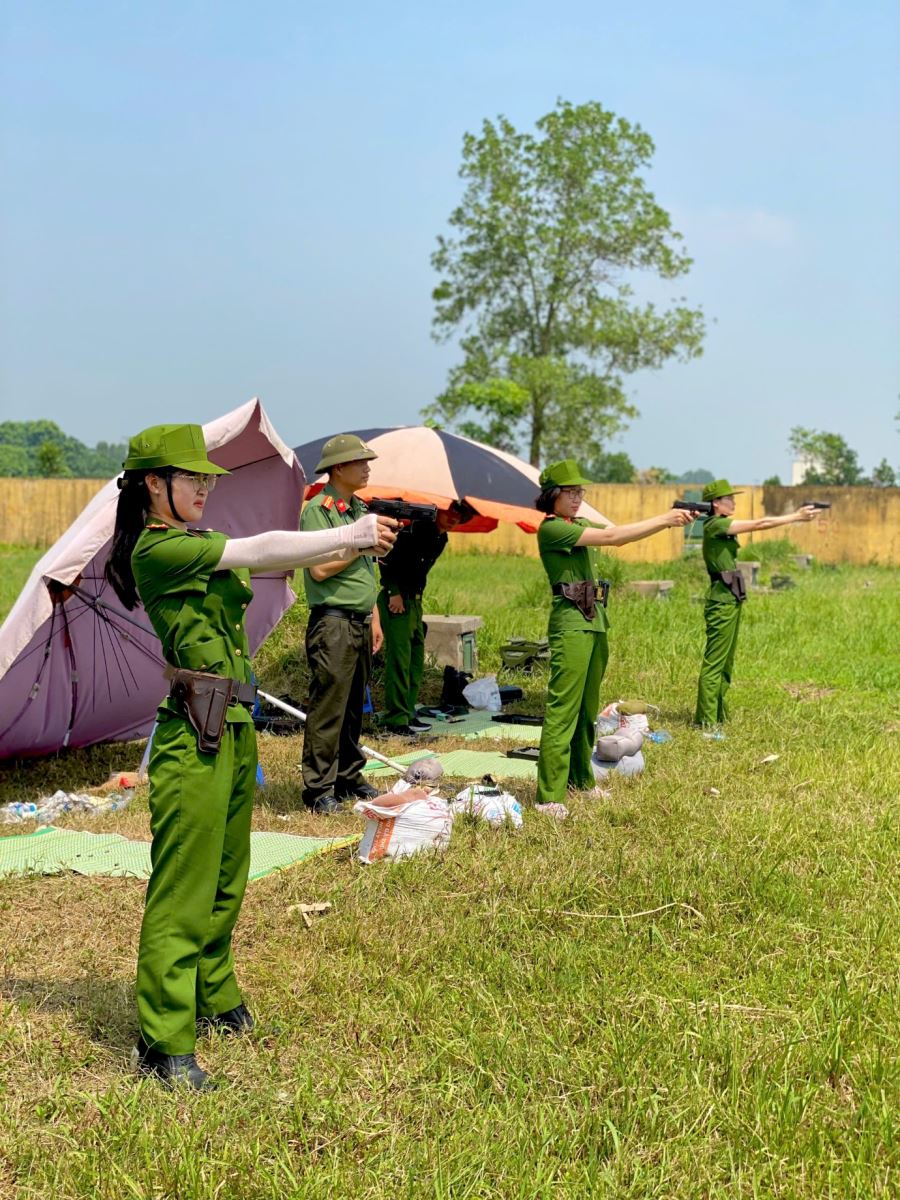 Cán bộ nữ  Công an tỉnh Hưng Yên vượt nắng, thắng mưa, tích cực  tập luyện tham gia Đại hội khỏe “Vì an ninh Tổ quốc” và  Hội thi điều lệnh, quân sự, võ thuật CAND năm 2024