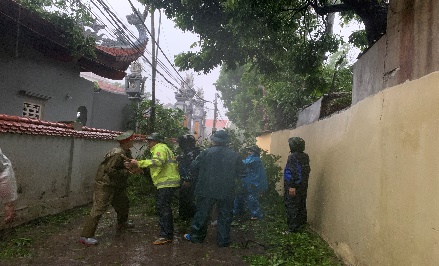 Lực lượng Công an toàn tỉnh căng mình dưới mưa bão giúp dân trong siêu bão