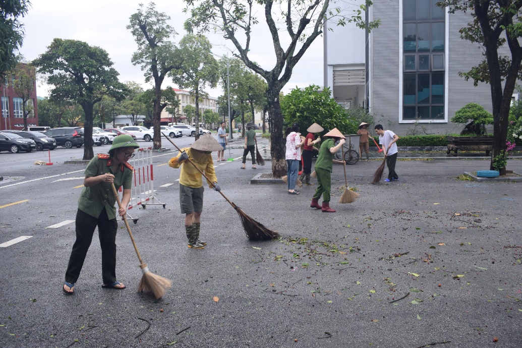 Đoàn viên thanh niên, hội viên phụ nữ Công an tỉnh  tổ chức khắc phục hậu quả của bão Yagi tại trụ sở đơn vị