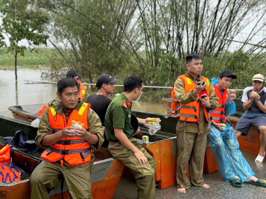 “Vì nhân dân phục vụ”, Công an xã Phú Cường nỗ lực khắc phục  hậu quả do mưa lũ