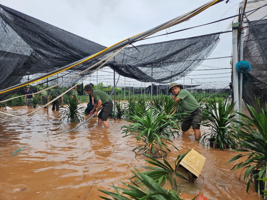 Ban Thanh niên Công an tỉnh: Hỗ trợ và đồng hành cùng Nhân dân  khắc phục hậu quả bão số 3 