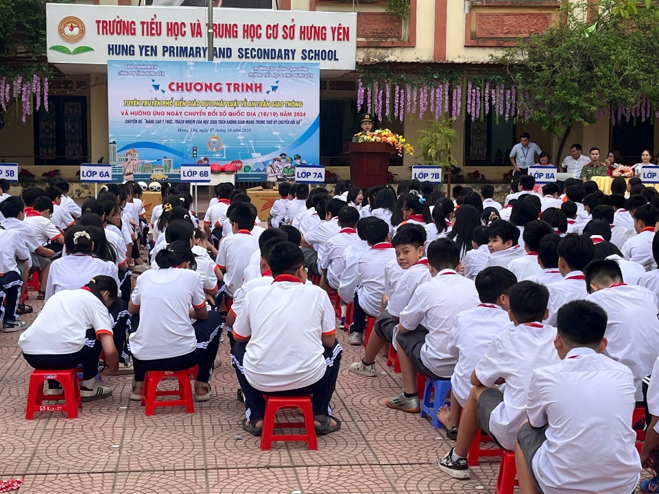 Ban Thanh niên Công an tỉnh: Tuyên truyền pháp luật về an toàn giao thông và hưởng ứng Ngày chuyển đổi số quốc gia (10/10) năm 2024