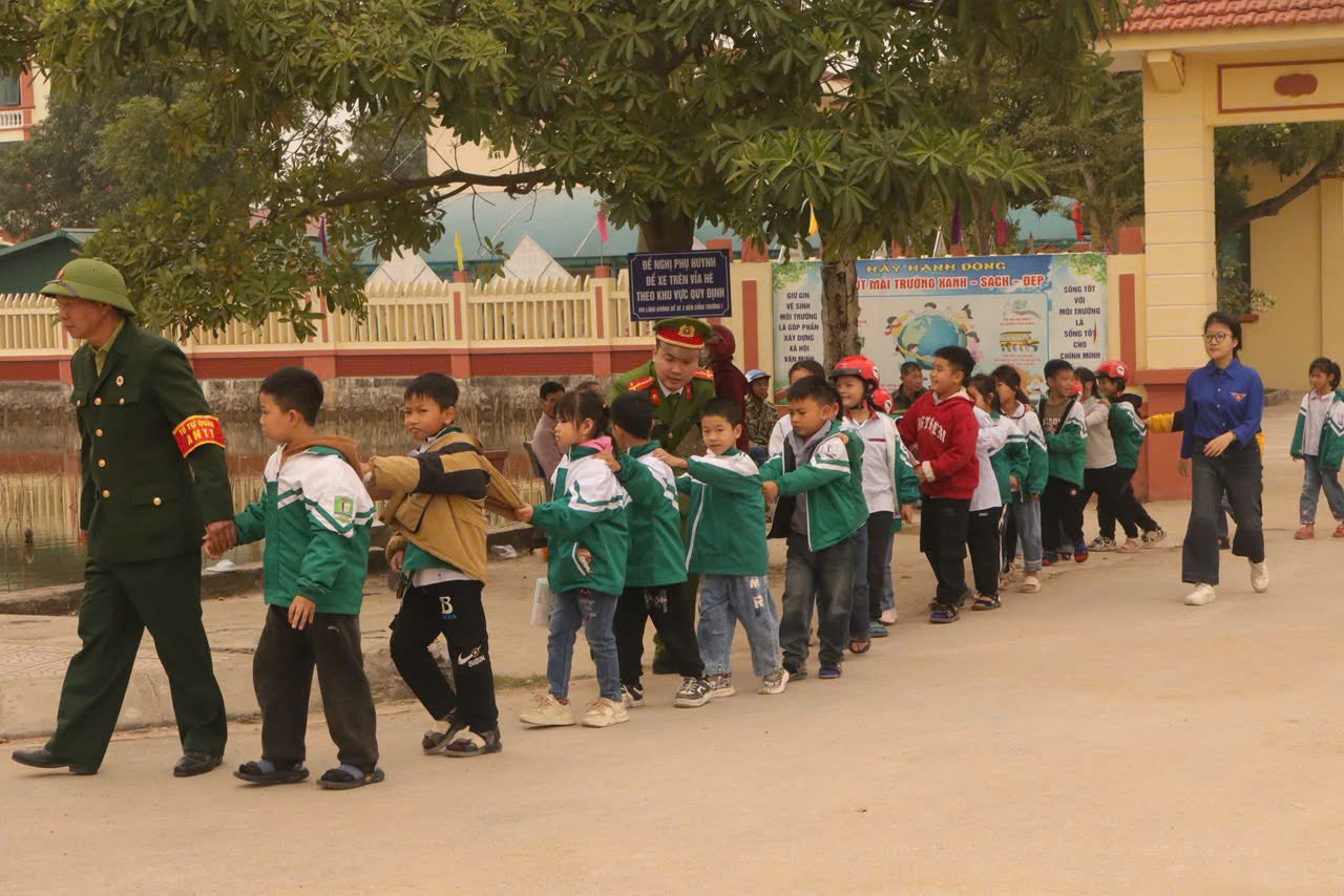 Triển khai mô hình “Cổng trường văn minh, an toàn giao thông”  tại Trường Tiểu học Tống Trân.