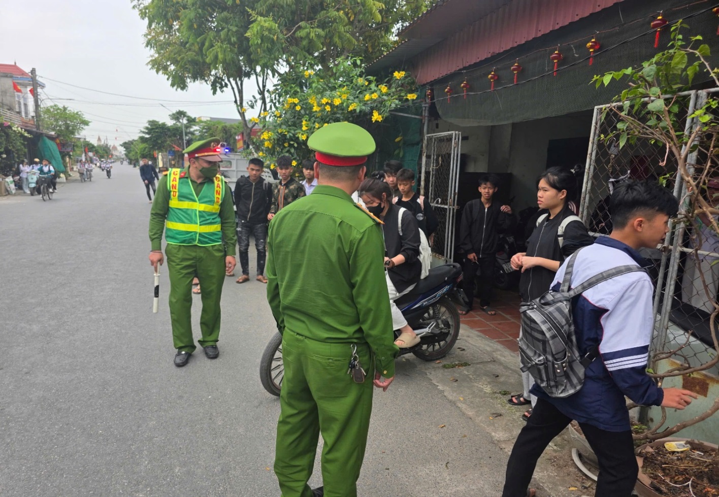CÔNG AN XÃ THÁI NINH, TỈNH HƯNG YÊN  CHỦ ĐỘNG, DUY TRÌ THƯỜNG XUYÊN TUYÊN TRUYỀN  CÔNG TÁC ĐẢM BẢO TRẬT TỰ AN TOÀN GIAO THÔNG
