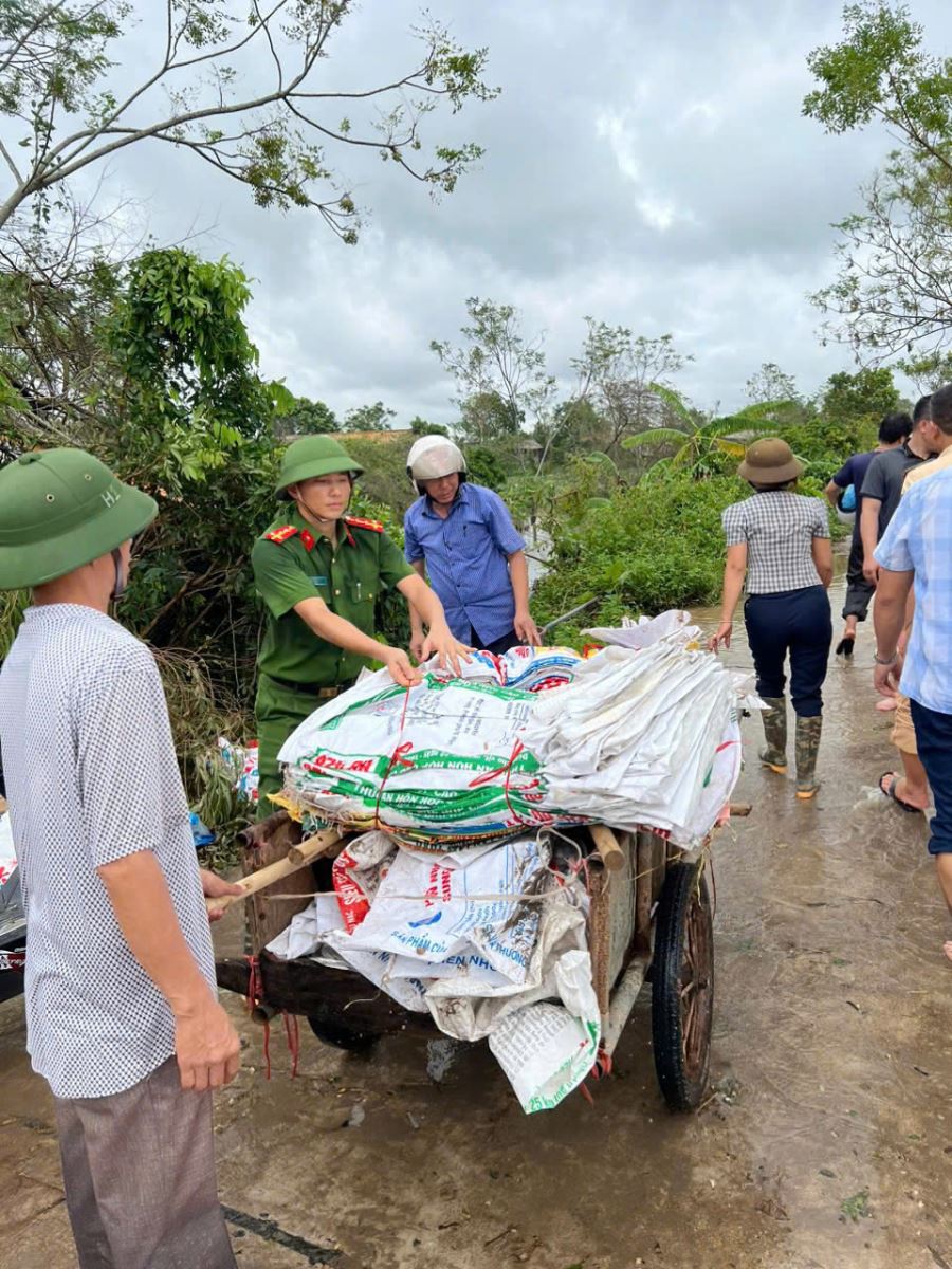 Hình ảnh đẹp của đồng chí Phó trưởng Công an huyện giúp người dân khắc phục hậu quả của bão lũ